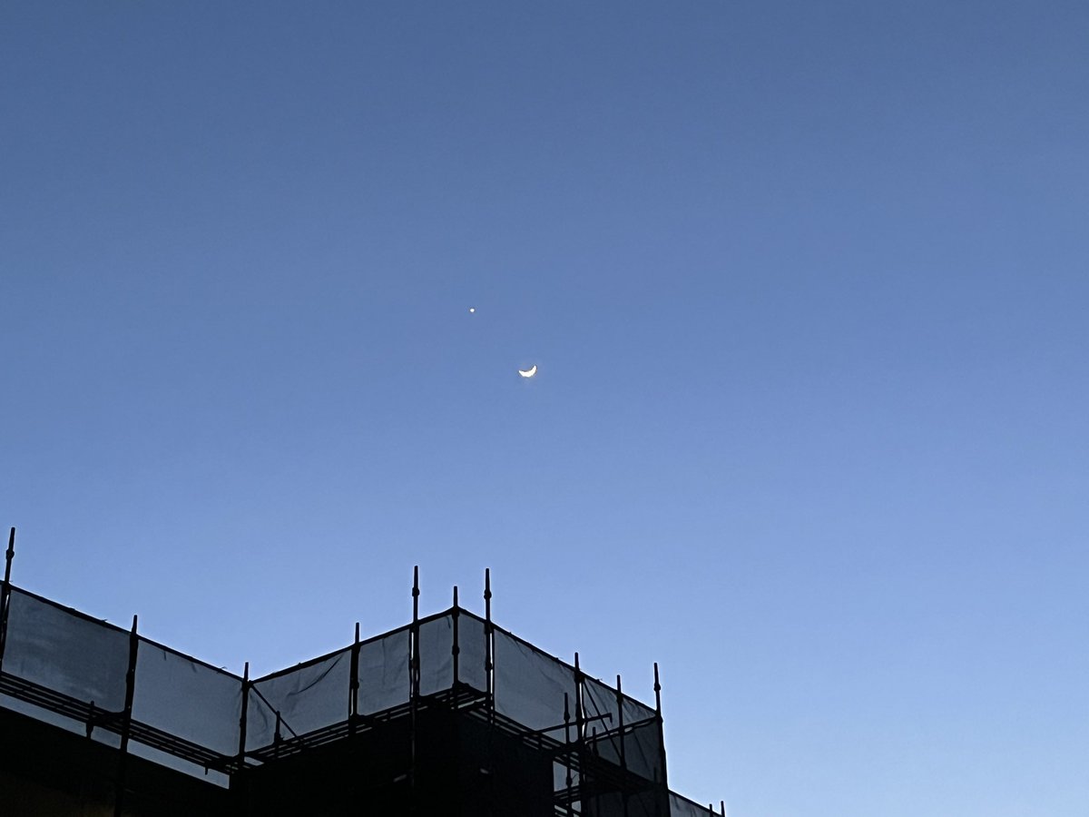 room493's tweet photo. 夕方の空。ちょっと泣きそうになった、祭りのあと。皆さんのつぶやき読みながらまたちょっと涙出るけど、あったかくなる。ありがと。 https://t.co/TxNqQtevDX