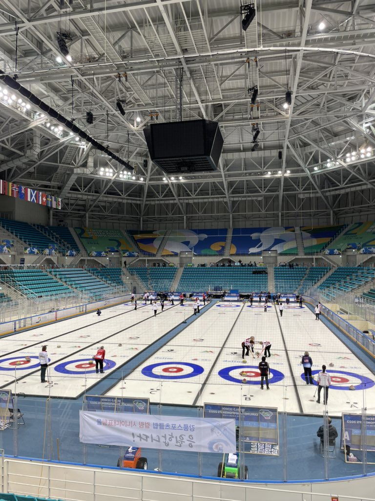 kagetora0927's tweet image. #WMDCC2023
スウェーデンに勝利！
3連勝🔥

20:00~
世界シニアカーリング選手権
女子の応援に来ました📣🥌
vsアメリカ

世界シニアの会場
Gangneung Hockey Arenaは
世界ミックスダブルスの会場の
Gangneung Curling Center
より暖かい！
Tシャツでも大丈夫！

 #WSCC2023