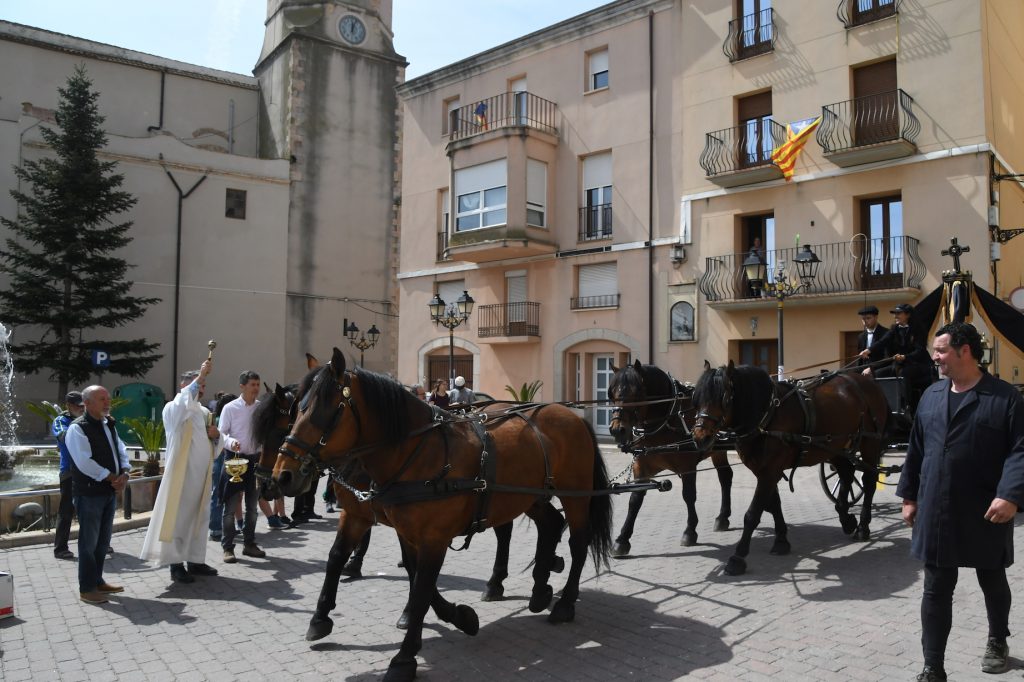 elvallenc's tweet photo. Vallmoll celebra els Tres Tombs amb la participació de 20 cavalleries i 15 carruatges coincidint amb la diada de Sant Jordi
https://t.co/8aSRH6oVEx https://t.co/d7KbGFeQxf