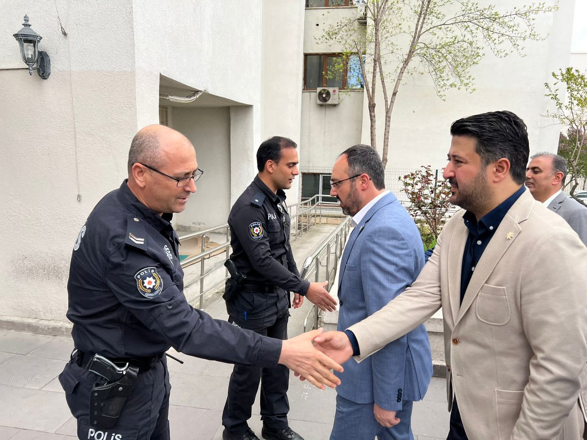 EmreCaliskan_50's tweet photo. Bugünkü Ziyaretlerimiz;

✅Merkez Polis Karakolu,
✅İtfaiye, 
✅Jandarma Komutanlığı,
✅112 Acil Çağrı Merkezi. 

Bayramda görev yapan arkadaşlarımızı, İl Başkanımız @kemikkiranali vekil adaylarımız @Sozgun50 ,@avyanar ve gençlik kolları Başkanımız @HalukKoybasii ile beraber ziyaret edip bayramlarını tebrik ettik.

#GönülGönüle