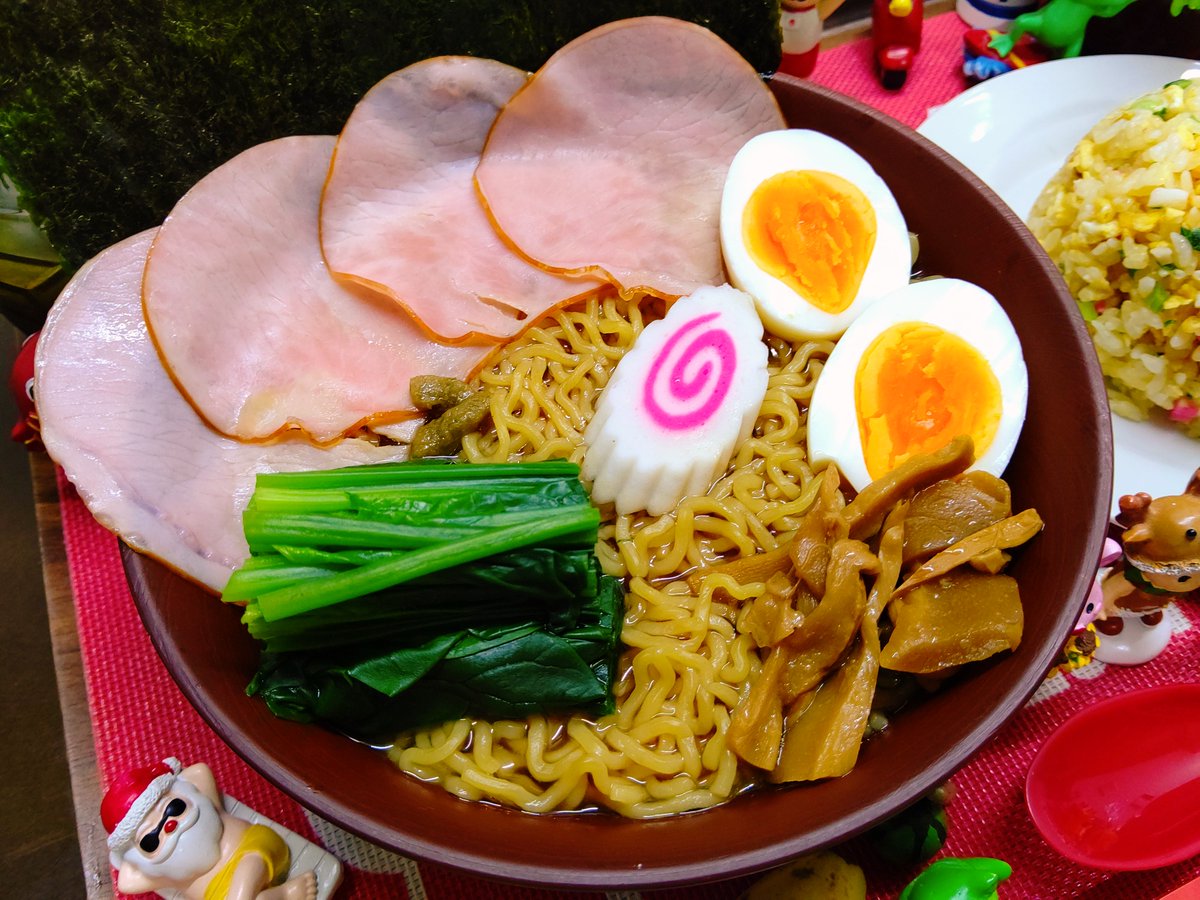 singenki's tweet photo. #今日のごはん
ラーメン炒飯セット
#醤油ラーメン🍜
生の中華麺+
麺つゆ+醤油+ゆず胡椒+ゆで卵+
ハム+ほうれん草+メンマ+なると🍥
#炒飯🐣🍚🔥
ご飯+卵+塩+味の素+
なると+紅生姜+ねぎ
飲物は麦茶と🍅じゅ〜す🍹
デザートは🍌
#ごはん #料理男子 #おうちごはん
#家庭料理 #自炊 #cookart #中華 https://t.co/1LN71k0kYv
