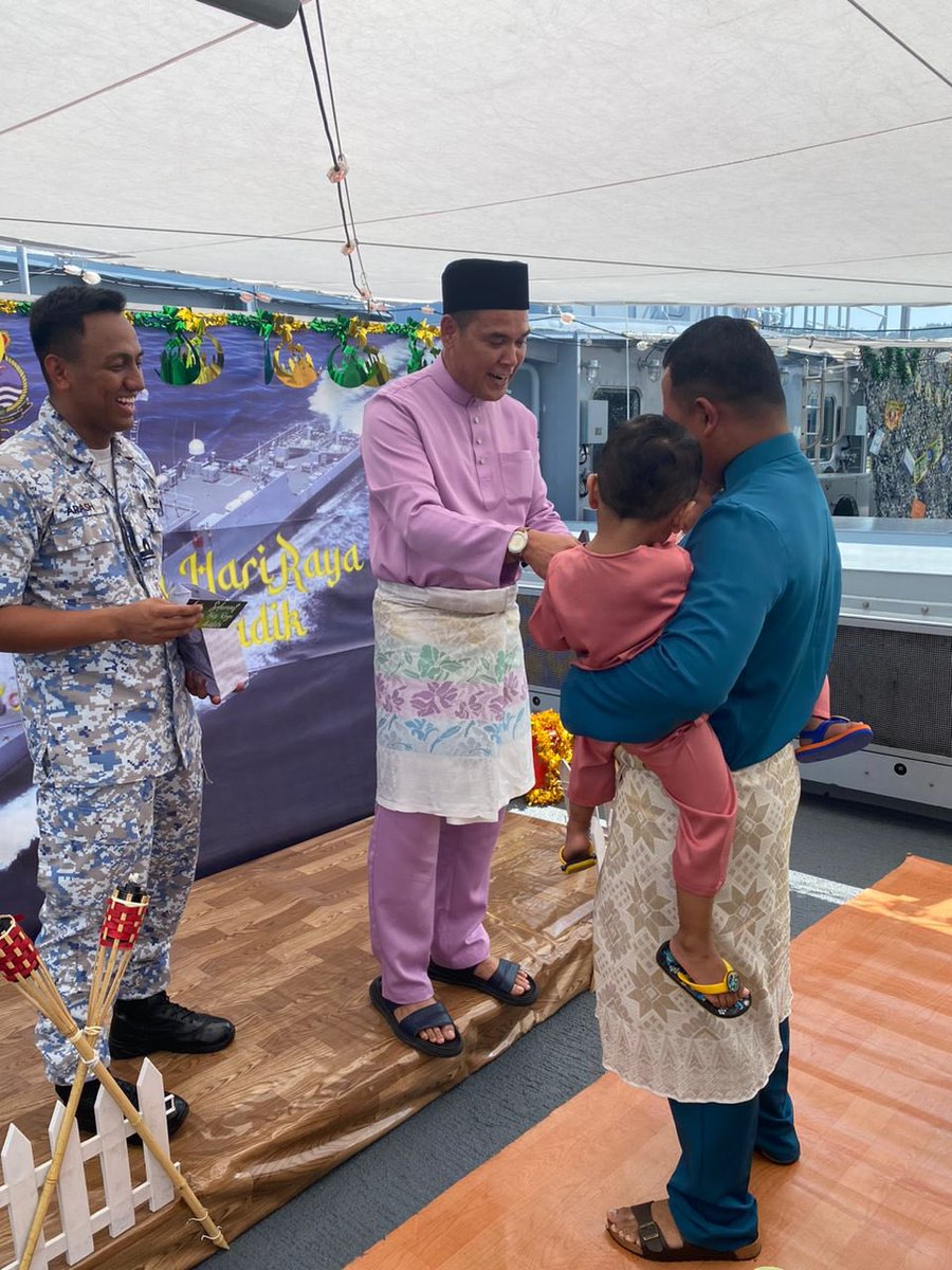 LMS_113's tweet photo. Sekitar Sambutan Hari Raya Aidilfitri KD BADIK bersama seluruh warga serta keluarga yang berada di perantauan pada tahun ini.
Pelbagai juadah raya turut dihidangkan di kapal bagi meraikan keluarga yang hadir.
#kdbadik113 #teamrayakotakinabalu
#devotedtoexcellent #Syawal1444H https://t.co/DFbZO9igN2