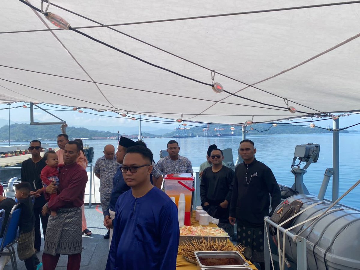 LMS_113's tweet photo. Sekitar Sambutan Hari Raya Aidilfitri KD BADIK bersama seluruh warga serta keluarga yang berada di perantauan pada tahun ini.
Pelbagai juadah raya turut dihidangkan di kapal bagi meraikan keluarga yang hadir.
#kdbadik113 #teamrayakotakinabalu
#devotedtoexcellent #Syawal1444H https://t.co/DFbZO9igN2