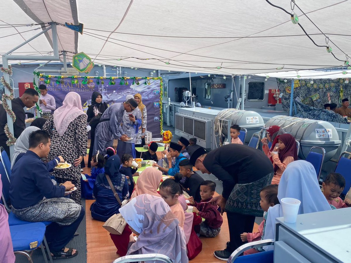 LMS_113's tweet photo. Sekitar Sambutan Hari Raya Aidilfitri KD BADIK bersama seluruh warga serta keluarga yang berada di perantauan pada tahun ini.
Pelbagai juadah raya turut dihidangkan di kapal bagi meraikan keluarga yang hadir.
#kdbadik113 #teamrayakotakinabalu
#devotedtoexcellent #Syawal1444H https://t.co/DFbZO9igN2