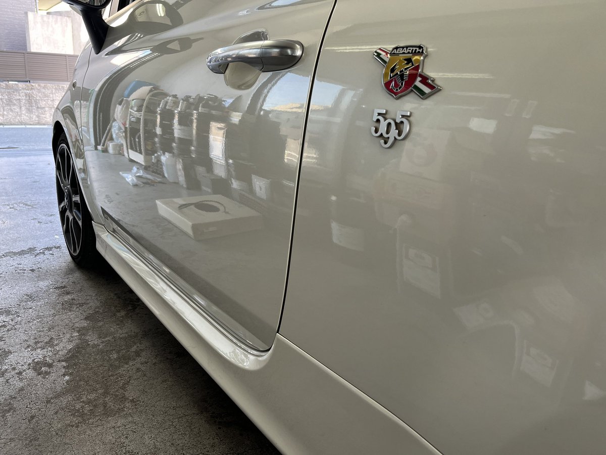 k_tuned's tweet photo. アイでお世話になっている改ZenLaboさんにて、アバルト595に改Zenシステムとマフラーアース加工をお願いしました。イタフラは電気周りが大事と聞きましたが効果バッチリです、かったるいノーマルモードの出だしが劇的に改善されました。踏みが少なく走るので燃費効果にも期待です。
#abarth #595c https://t.co/ps0UEWfupc