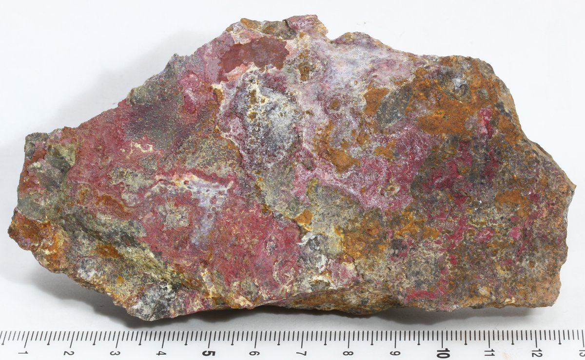 A_Zearth's tweet photo. 辰砂 Cinnabar 北海道瓜幕鉱山
砂岩中にフィルム状で辰砂が入っています。結晶は微細で非肉眼的なのですが、裂罅に沿った部分では無色透明のオパールが辰砂の上を覆っています。 https://t.co/PVt1P6RgDR