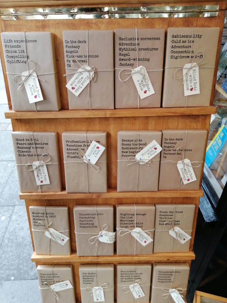 NaoCasanova's tweet image. En esta librería tienen una sección donde ESCONDEN LOS TÍTULOS y LAS PORTADAS de los libros, y solo describen de qué van en plan telegrama.