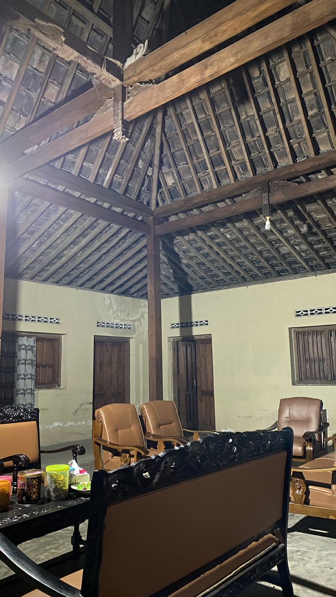 Ngerti omahmu plafonan aku wes minder sikek🙂