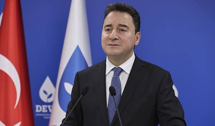 Ali Babacan
“Seçimde dört aday var ama gerçekte iki aday yarışıyor.  

Kılıçdaroğlu ve Erdoğan dışında, hiçbir iddiası olmayan adaylara destek veren vatandaşlarımızın ‘Oyum bu iki adaydan hangisine destek anlamına geliyor’ diye iyi düşünmesi lazım.”

<a href="/devapartisi/">DEVA Partisi</a> 
<a href="/alibabacan/">Ali Babacan</a>