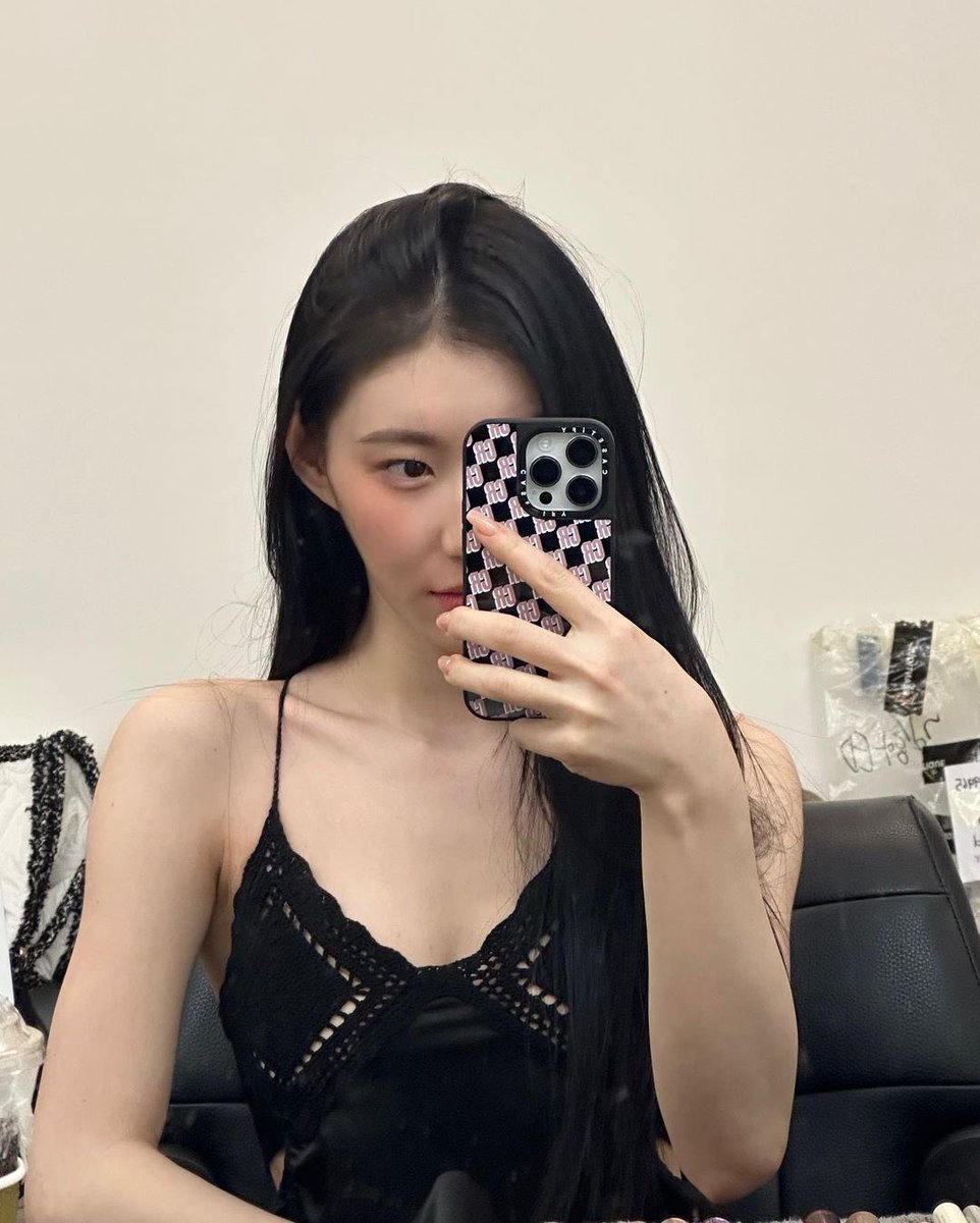 ㅤ         

周单  :  stares at the tl. good evening! 😼

ㅤ