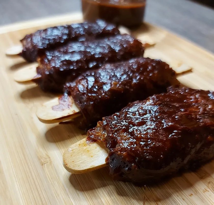schmoozequeen's tweet photo. #Vegan #Glutenfree BBQ Ribs 🚫🐷 #Porkless #CrueltyFree 
These BBQ vegan #glutenfree ribs are healthy. They are #chewy too! #KingOysterMushrooms #BBQSauce #veganfood #soyfreefriendly #nutfree #Plantbased 
https://t.co/JEAss9t4Gd https://t.co/nPI5XcQJH4