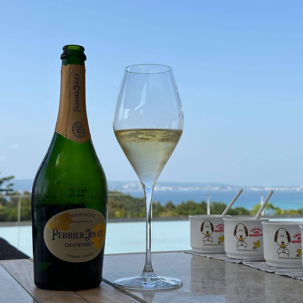 sakefuture's tweet photo. 旅の終わりはホテルでのんびり🥂🧁
春の沖縄は海風も涼しく快適でしたが、
子連れ四人旅は嵐のような慌ただしさ😅
次回は昼から飲むだけの日を作りたいw
#afternoontea #okinawa
#perrierjouet #champagne
#ritzcarltonokinawa https://t.co/bYjrairqdg https://t.co/uzeiPmSuy4