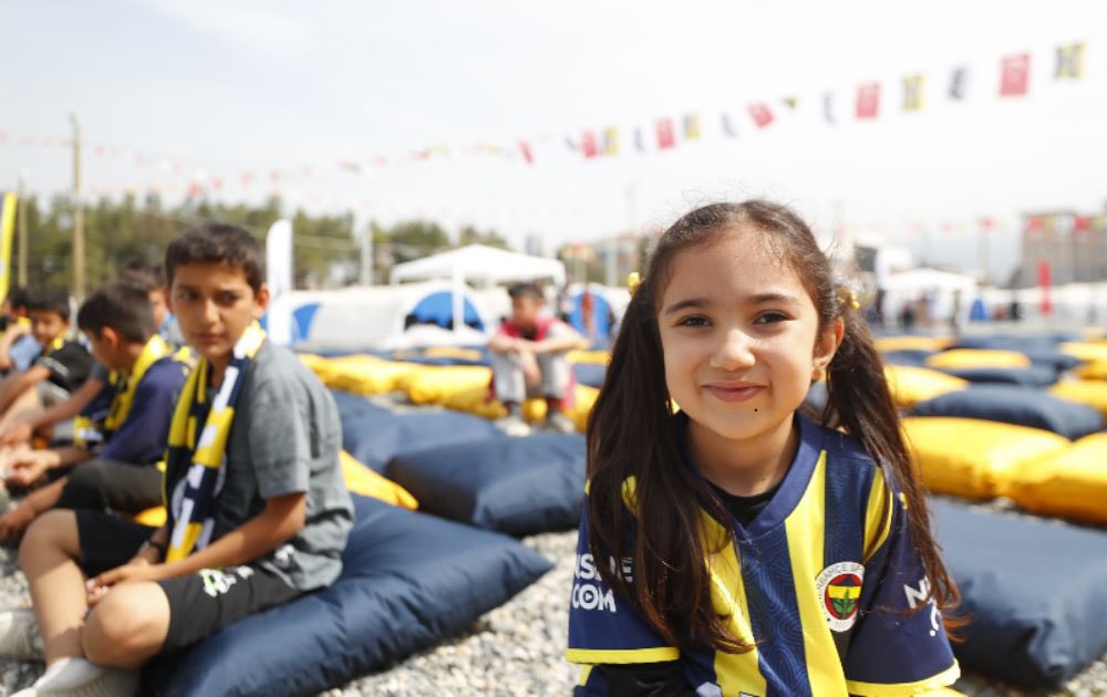 Fenerbahce's tweet photo. Tüm renklerimizle siz hep mutlu olun çocuklar 🙂 

📍 Hatay Dörtyol https://t.co/adVCFbq0MK