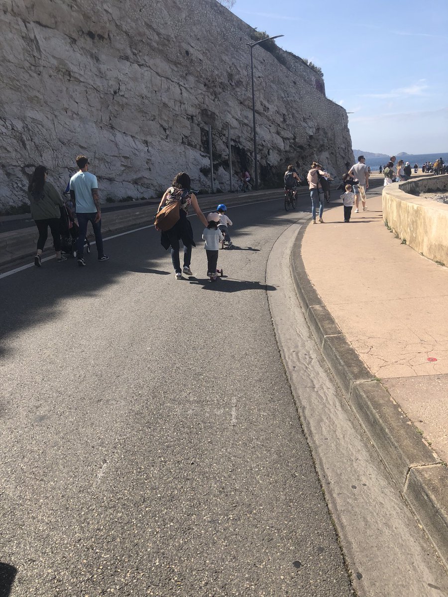 jfeyraud's tweet photo. @Gometmedia Beaucoup de monde ! Soyez prudents il y a des familles avec beaucoup de petites marseillaises et petits marseillais qui profitent enfin de leur #Corniche 🤗 https://t.co/itKIKSS05Y