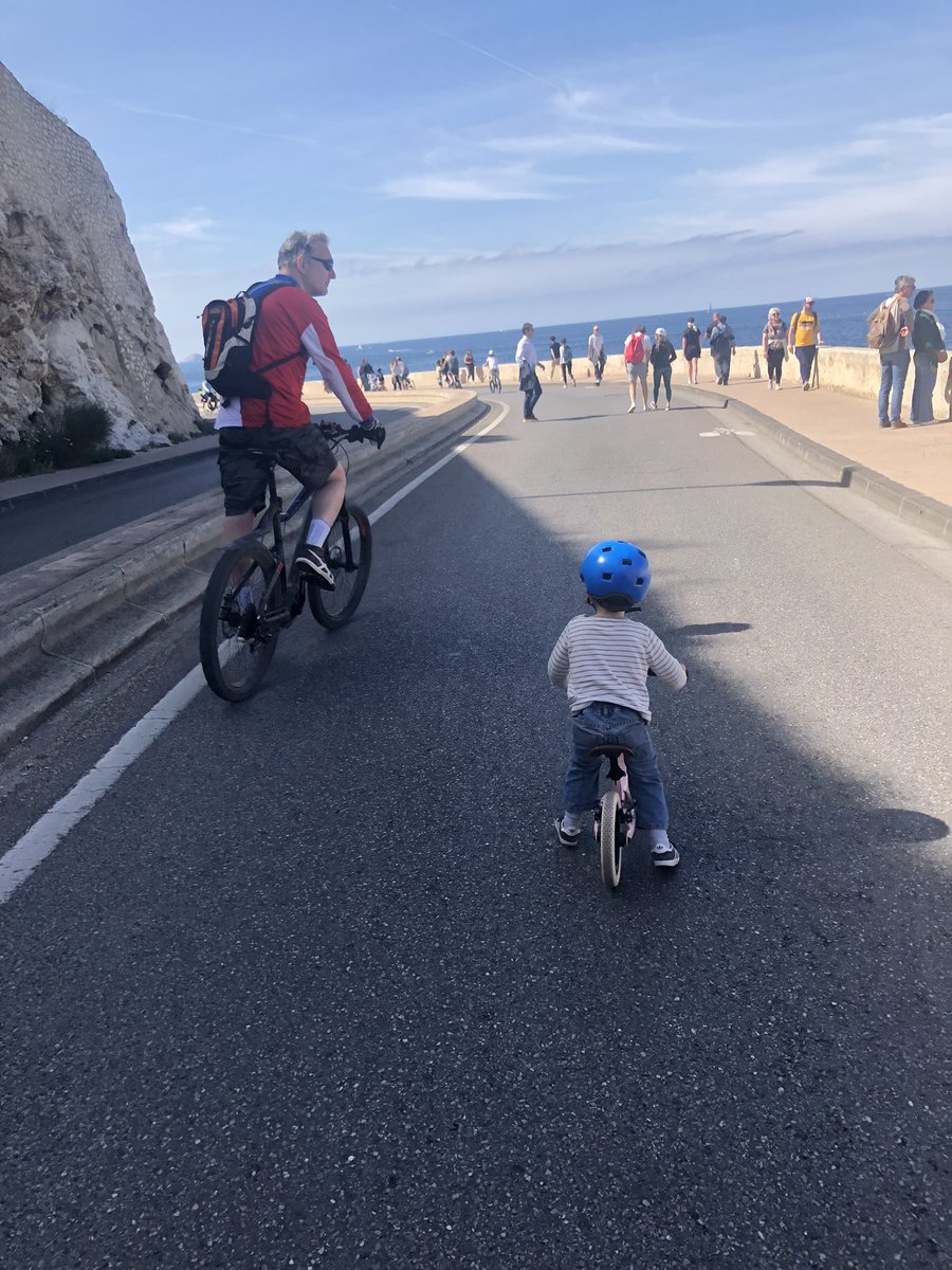 jfeyraud's tweet photo. @Gometmedia Beaucoup de monde ! Soyez prudents il y a des familles avec beaucoup de petites marseillaises et petits marseillais qui profitent enfin de leur #Corniche 🤗 https://t.co/itKIKSS05Y