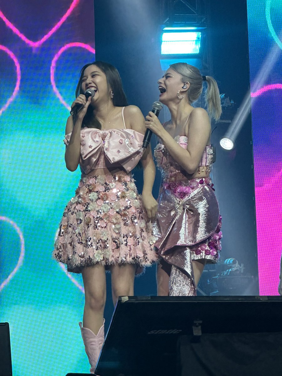 beccasrcha's tweet photo. not to be biased, but i think this is the best fanboom so far.. the girls looked so happy, laughed so hard, and the crowd energy is INSANE!! and special shoutout to the mc MISS MELAAAA !! thank you manila for making this a memorable day for the girls 🤍

#FreenBeckyFanBoomMNL https://t.co/Flg5iTnIHQ