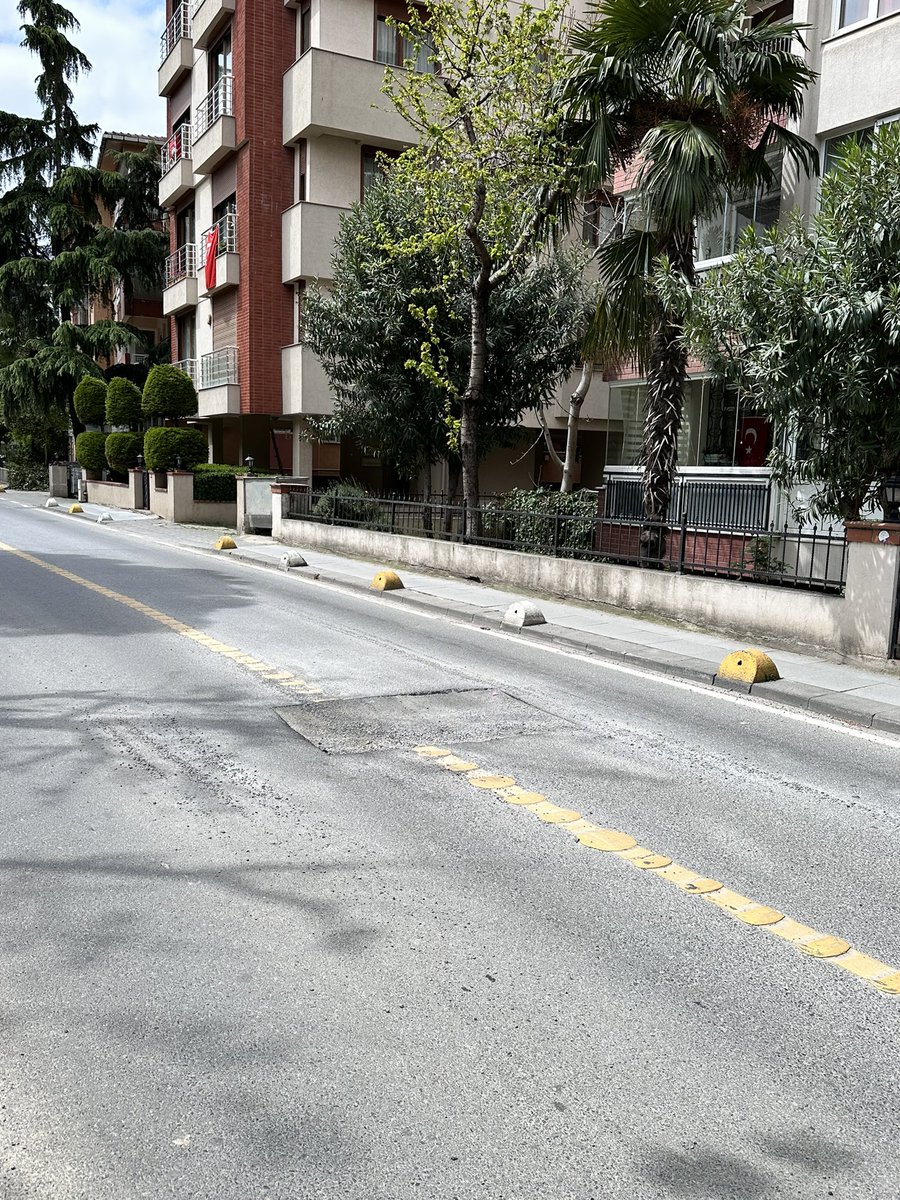 Nesslina's tweet photo. @kadikoybelediye sokağımıza açılan 2 koca çukur 2 haftadır böyle duruyor. Araçların geçmesini engelliyor ve yayalar için de tehlike oluşturuyor. Bunun düzeltilmesi kimin sorumluluğundadır? Konum: Feneryolu sok. https://t.co/HI5TuFx2ut