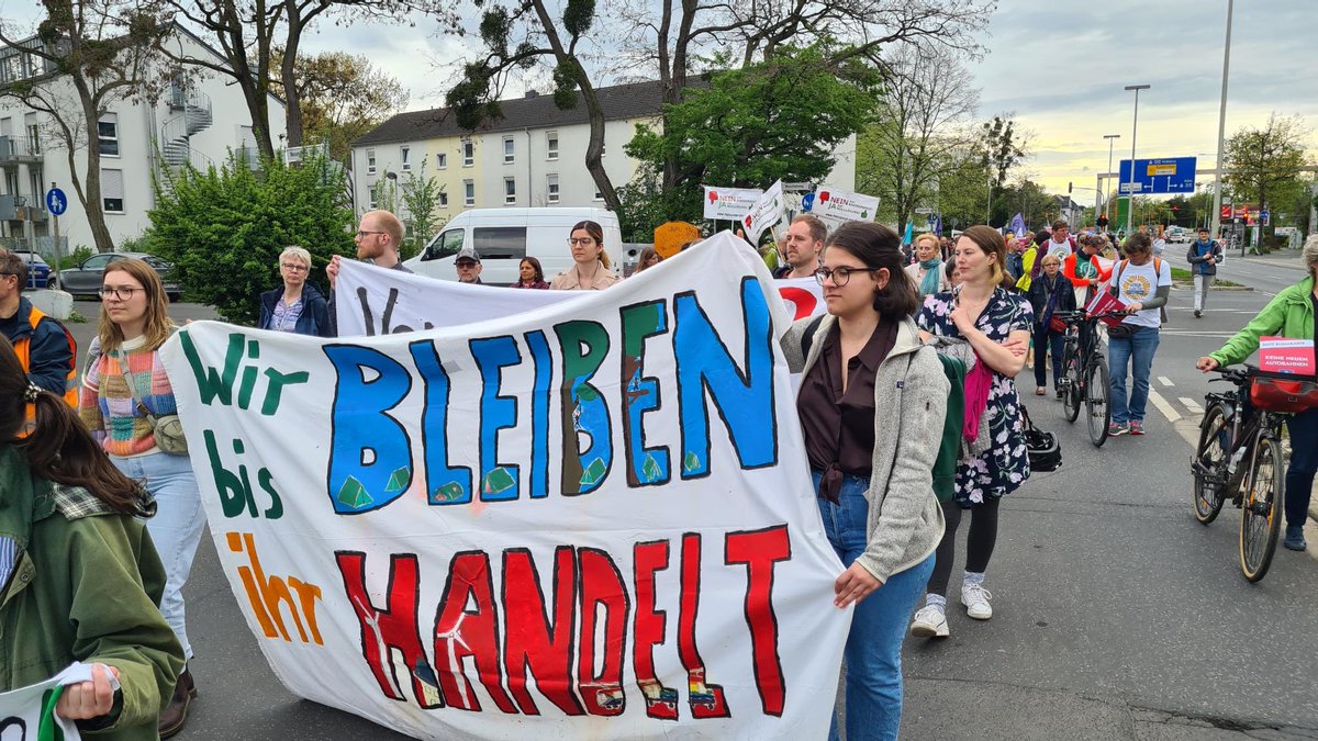 Tausende Demonstrierende auch in Deutschland, wenn man sich die vielen Aktionen Bundesweit ansieht. #MobilitaetswendeJetzt <a href="/MobiwendeJetzt/">MobilitätswendeJetzt!</a> <a href="/tagesschau/">tagesschau</a>