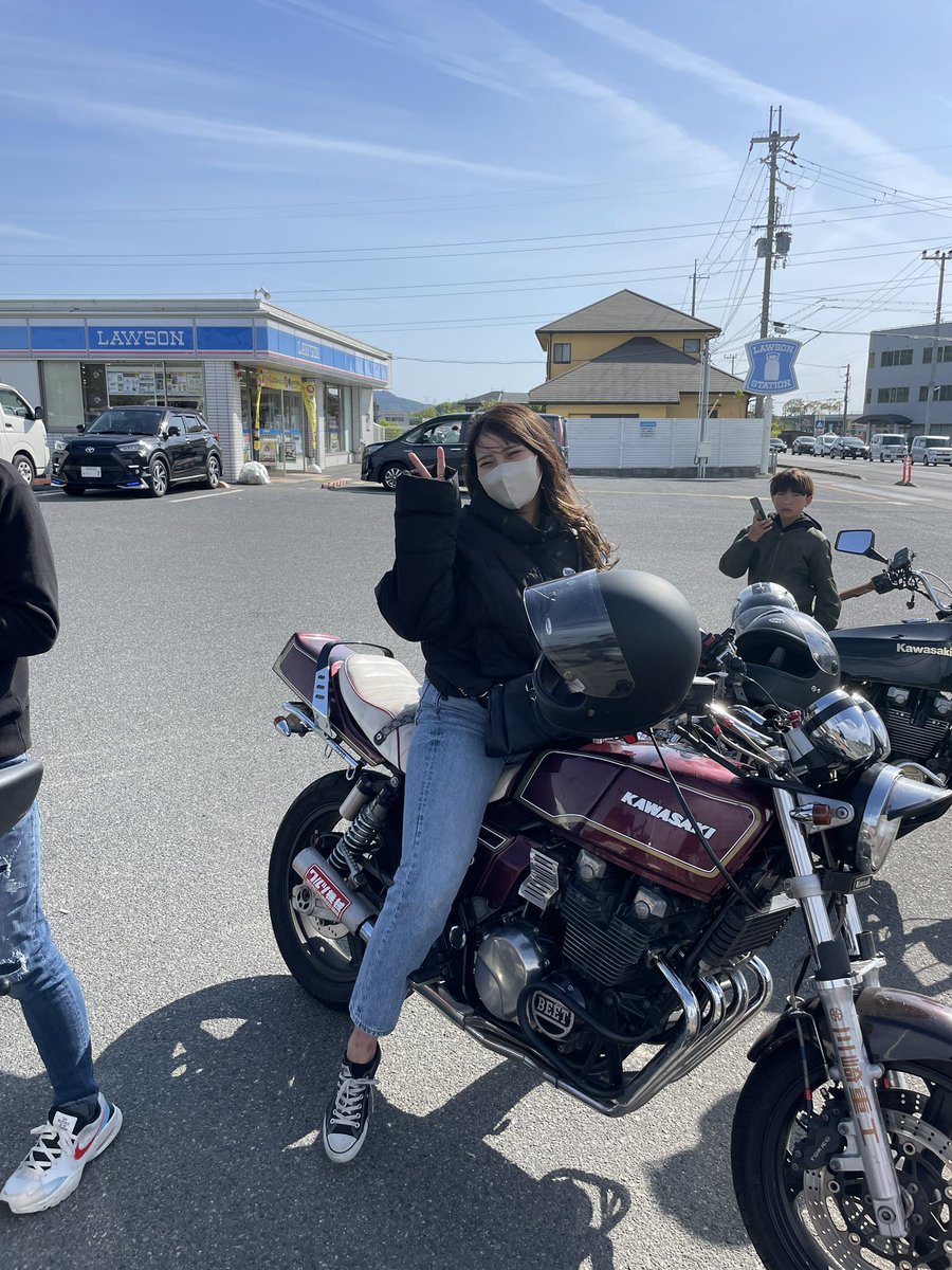 KairiRikuto19's tweet photo. BLUESKYMEETING楽しかった〜✨
ステッカーもいっぱい過ぎて収まらへん😂
んでcbxのプロトタイプ😳
いわば新車で発売される前のサンプルでっせ😂
と、ウチの看板娘😂(メンバーの彼女)
#blueskymeeting
#PrettyRacing
#NGUauto
#Redstage
#TechnicalService本多
#redeye
#マルソウtv
#たーたかたんtv https://t.co/x3Wb5OOabM