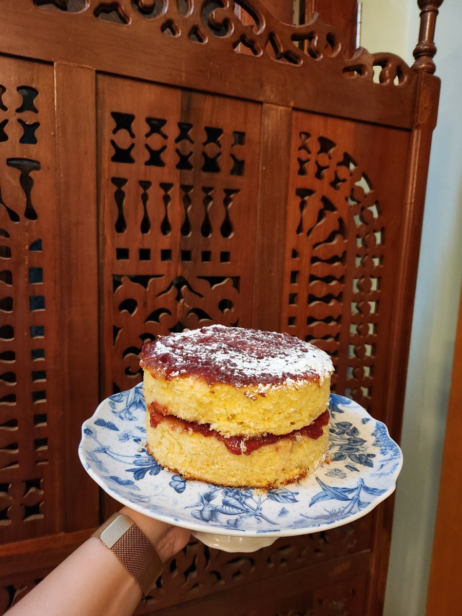aynarafik's tweet photo. salam eid, friends 💫
made a cake and baked my face🤭 https://t.co/UedZ7c3nQa