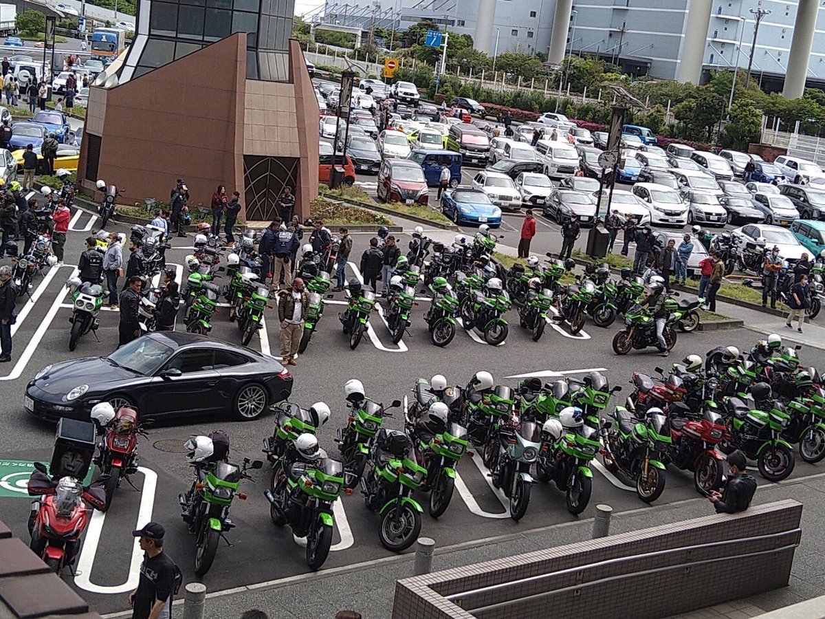 kz1076's tweet photo. 大黒パーキングは
ライムグリーンでいっぱいになりました👍
#ローソンレプリカ
#Z1000R https://t.co/JF6soMR5Sn