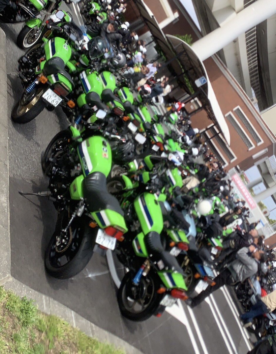 kz1076's tweet photo. 大黒パーキングは
ライムグリーンでいっぱいになりました👍
#ローソンレプリカ
#Z1000R https://t.co/JF6soMR5Sn