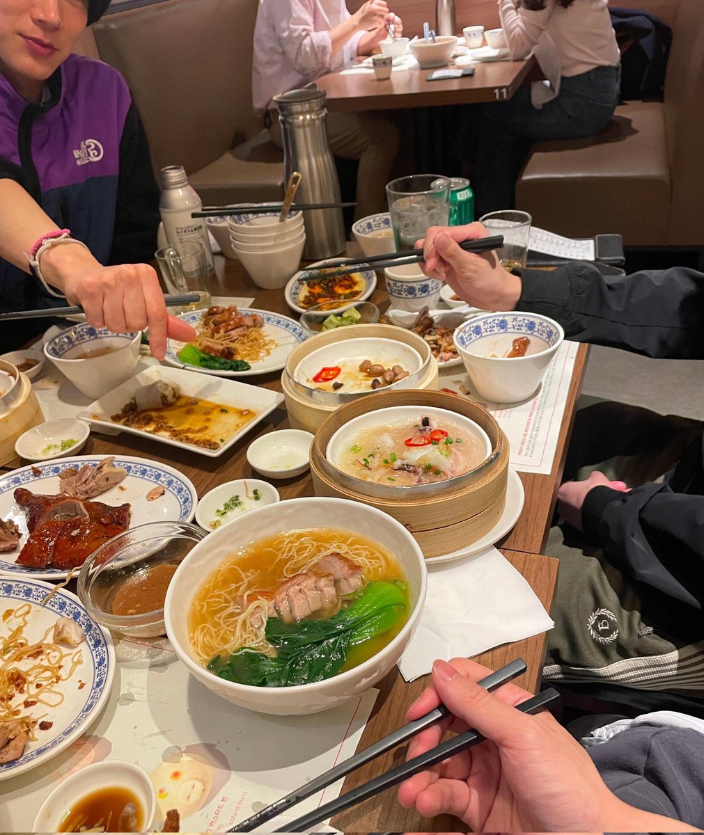 🫶 Ngakak, caption hendery di weibo "Meja sebelah makan 1 atau 2 piring kenyang kah?" 😭 Parah hendery gibahin org pacaran 🤣 keknya hendery terverifikasi belum pernah pacaran ya?  Wkwk