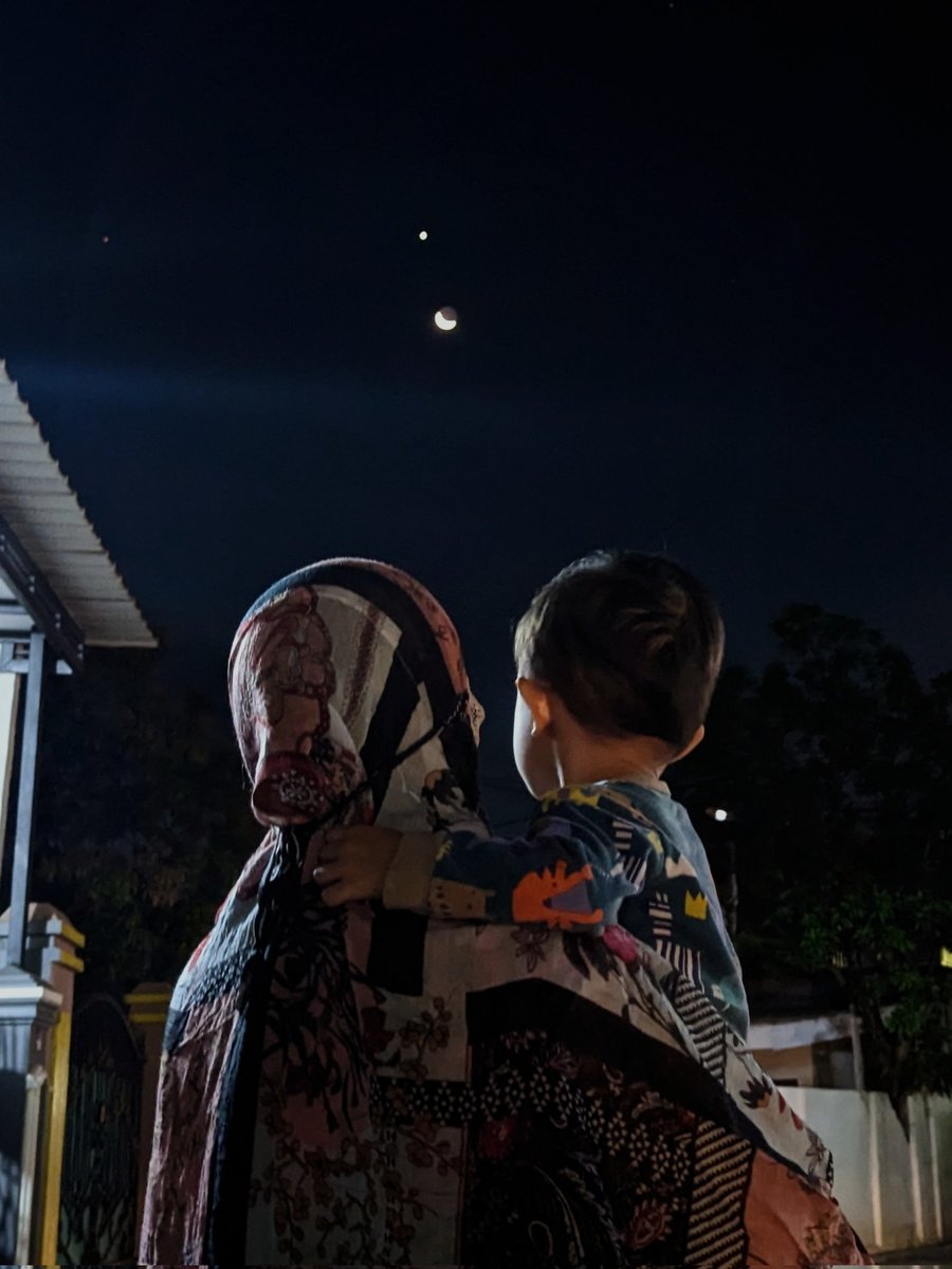 zikirjunapa's tweet photo. The moon, the stars and us https://t.co/tZZ5ewSfBe