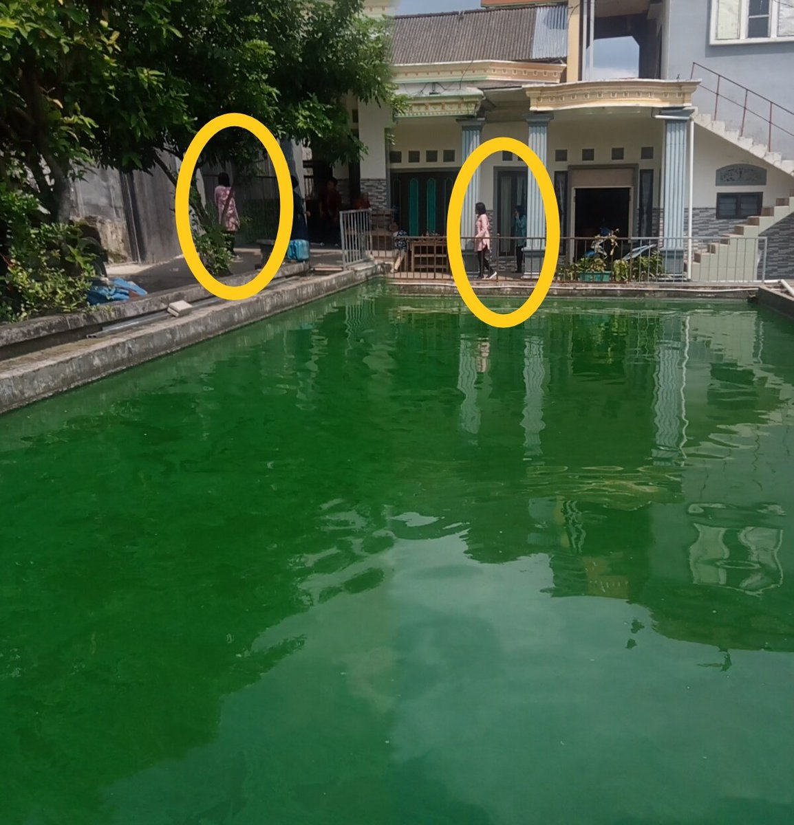 billy_bora's tweet photo. Teman" Indihome..tadi siang sy foto anak saya (baju pink) tapi ketika saya lihat fotonya koq malah ada 2 sosok yg sama ...mohon pencerahannya..... https://t.co/Pr1T0cKfUg
