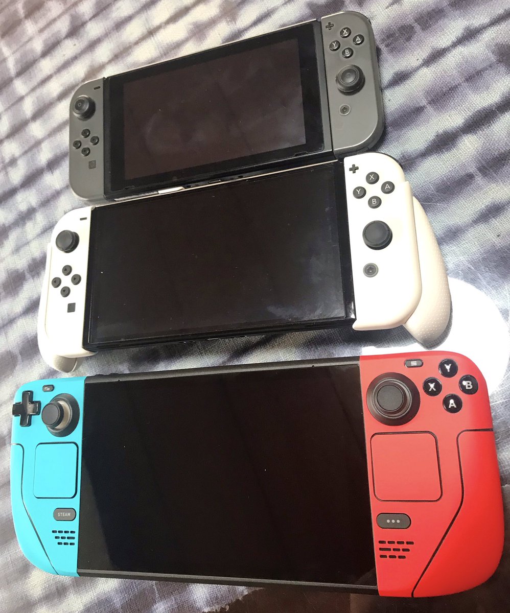 jed_hiro's tweet image. 上から
Switch前期モデル(グレー)
Switch有機ELモデル(ホワイト)
【新製品】🆕Switch LL(ネオンブルー/ネオンレッド)

……ん？🤔

すいませんｗ嘘ですｗｗｗ
Steam Deckに@dbrand 社製のスキンシール貼って「Switch Deck」に仕上げましたｗｗｗ😁✨

#Valve #SteamDeck #SwitchDeck
#Nintendo #Switch