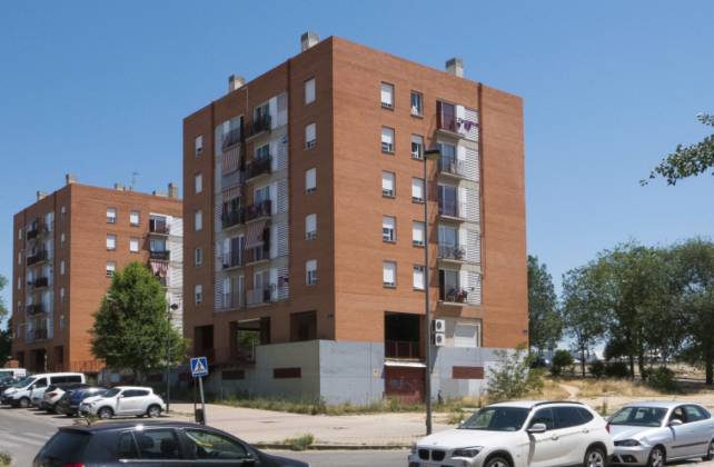 TodayAlcorcon's tweet photo. @PedroMorenoGmz busca okupas para los 67 pisos vacíos del Banco Malo en #Alcorcón

"Hemos llegado a un acuerdo con la empresa Descoupa para abrirles la puerta si necesitan ayuda, porque los okupas también son personas y necesitan persianas" declara el candidato de @Vox_Alcorcon https://t.co/4VkqACsusy