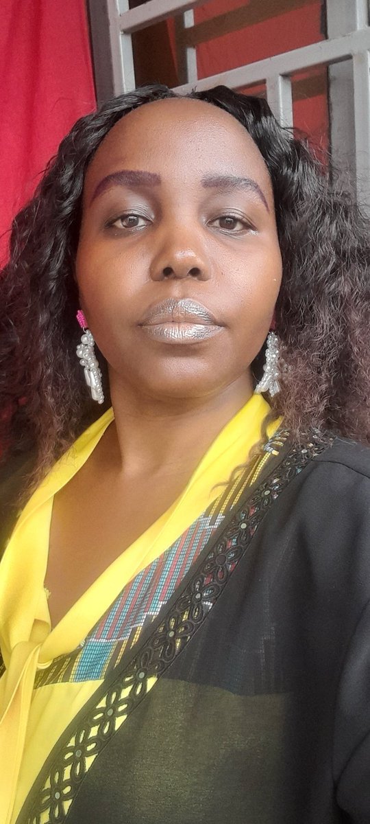 kamala_emma's tweet photo. When the eyebrow pencil doesnt want to draw evenly, but you gotta step out anyways. Cheers to unevenly drawn eyebrows.
#MyBrowsMyRules.
#MakeupManenos.
#EyebrowChallenge. https://t.co/2NrxkA2dTT
