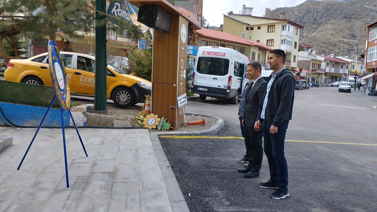 23 Nisan Ulusal Egemenlik ve Çocuk Bayramını kutlama münasebetiyle hazırlanan Çelenk Sunma Tören Programında İlçe Milli Eğitim Müdürlüğü çelengi İlçe Milli Eğitim Müdürümüz Sayın Orhan Özen tarafından takdim edildi. <a href="/skaygusuz/">Salih Kaygusuz</a> <a href="/fatihbayramia/">Fatih Bayram</a> <a href="/OrhanOzen_25/">Orhan ÖZEN</a>