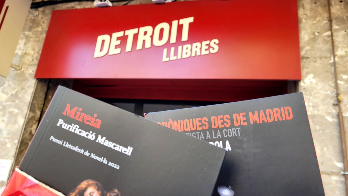 Celebrant amb un ple el #DiaDelLlibre a #Alcoi per #SantJordi2023 i #MorosiCristians2023: @MireiaCadaNit de @PuriMascarell i les cròniques de @miquelalberola, #llibres de @DrassanaLlibres en @DetroitLlibres