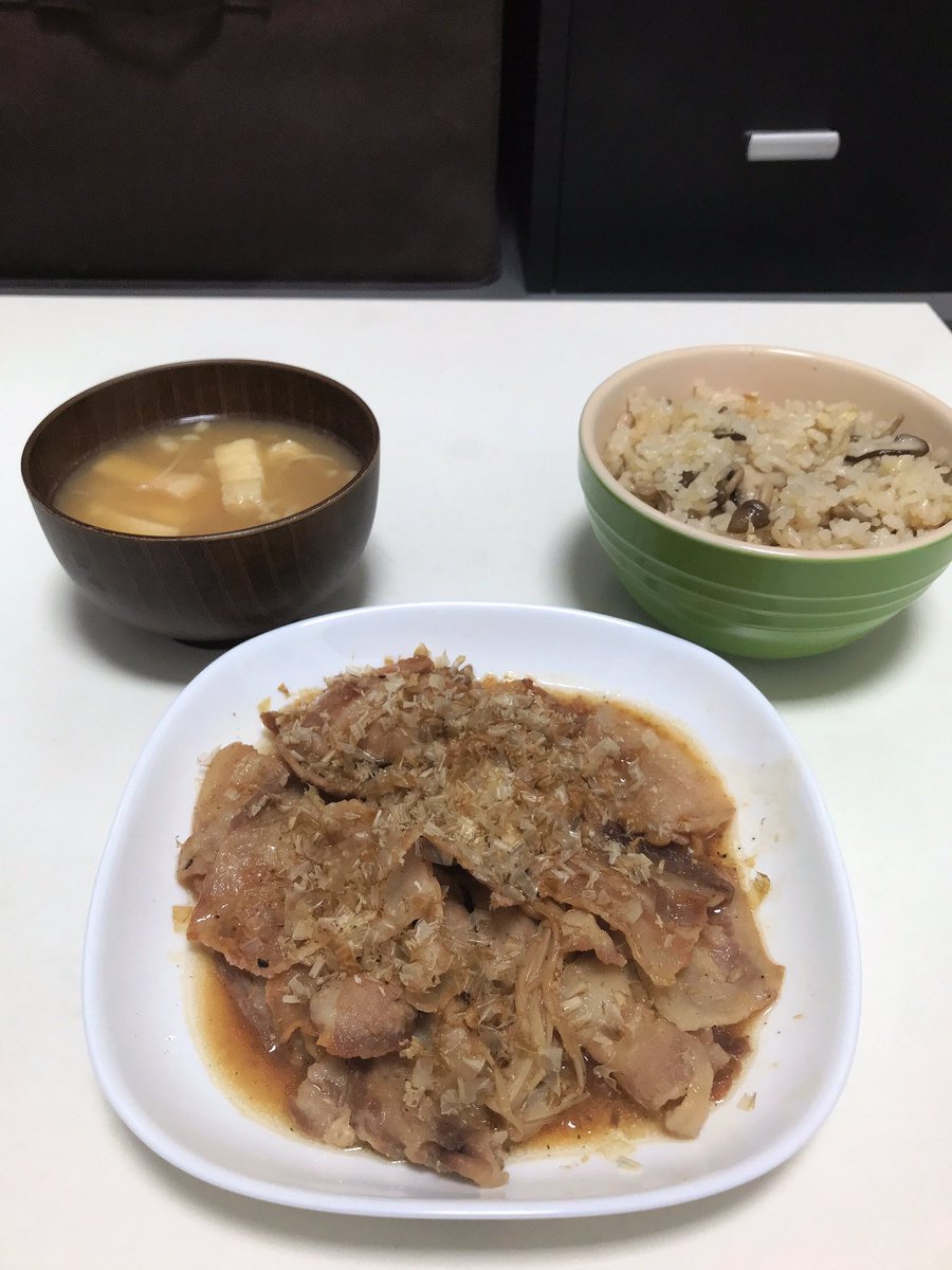 Hal_3616's tweet photo. 実家からきのこを大量にもらったのできのこパーティー
・きのこの炊き込みご飯
・えのきの豚肉生姜炒め
・えのきのみそしる
めちゃうま！！🍄 https://t.co/jfRZmQXZFB