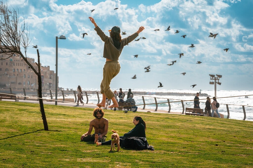 AdamDCohn's tweet image. A few moments of life in Tel Aviv/Yafo on a Friday. When Shabbat starts at sundown, everyone has dinner with their family, but during the day, brunches turn to dance parties and folks enjoy the beautiful outdoors. #israel #shabbatshalom #telaviv #yafo #t… instagr.am/p/CrYD63dOXL5/
