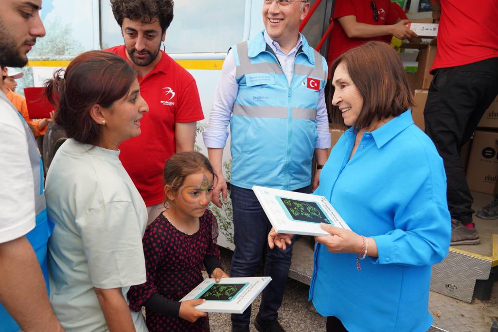 23 Nisan’da çocuklarımızla kucaklaşmak için deprem bölgesindeyim. İskenderun’da Beylikdüzü Belediyesi ile oyunla öğrenmeyi sağlayan eğitim setlerini çocuklara ulaştırıyoruz. Şartlar ne olursa olsun çocuklarımız nitelikli eğitimden ve oyundan mahrum kalmasın diye tüm çabamız.
