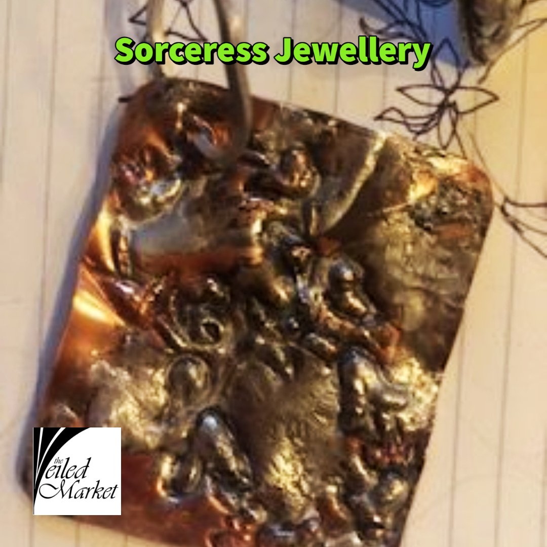 Eternity Vine £85 + postage - An Eternity Vine, Handmade and one-of-a-kind, this pendant I feel will hold power and spells as it is copper and a splash of 925 silver, it is a very beautiful piece of art.
veiledmarket.com/product/eterni…
#MHHSBD #CraftBizParty #shopindie