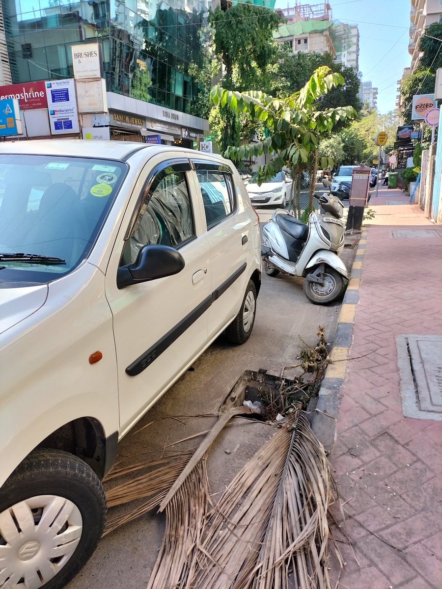 cyrakap's tweet photo. @mybmc @mybmcWardHW 2 @RoadsOfMumbai   OPEN  MANHOLES  covers missing !!! 16th road (outside Annapurna) Bandra west, my car tyre went  into the ditch...but any person can step into it n break a leg.  Please have it attended to. https://t.co/VK3NR8Aspe
