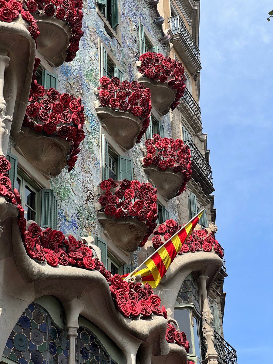 Barcelona, a city synonymous with love ❤️