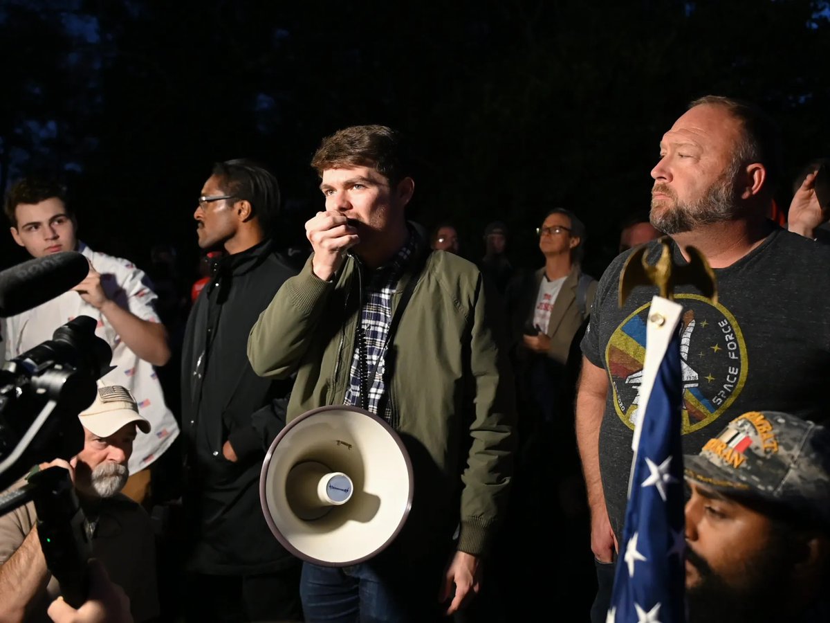 TheodoreFeaser's tweet photo. @a1o1og @ballbr why did you crop Alex Jones out of the pic? https://t.co/U72ONTPSpH