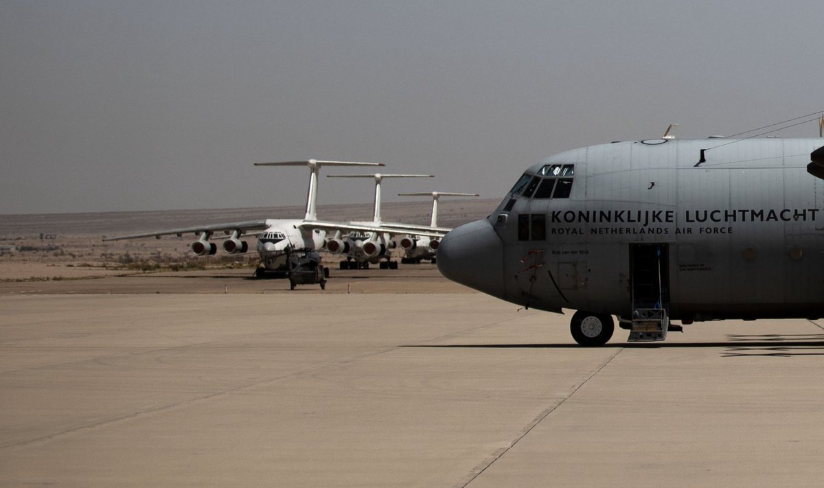 Gerjon_'s tweet photo. Great picture showing 3 Ilyushin Il-76s stored at 🇯🇴Aqaba, taken by the Royal Netherlands Air Force.

RNLAF has 2 C-130Hs (🇳🇱G-781/#480C05, 🇳🇱G-988/#480C06) at AQJ ahead of an international evacuation mission to 🇸🇩Sudan starting today. https://t.co/5t7QGdhfOe