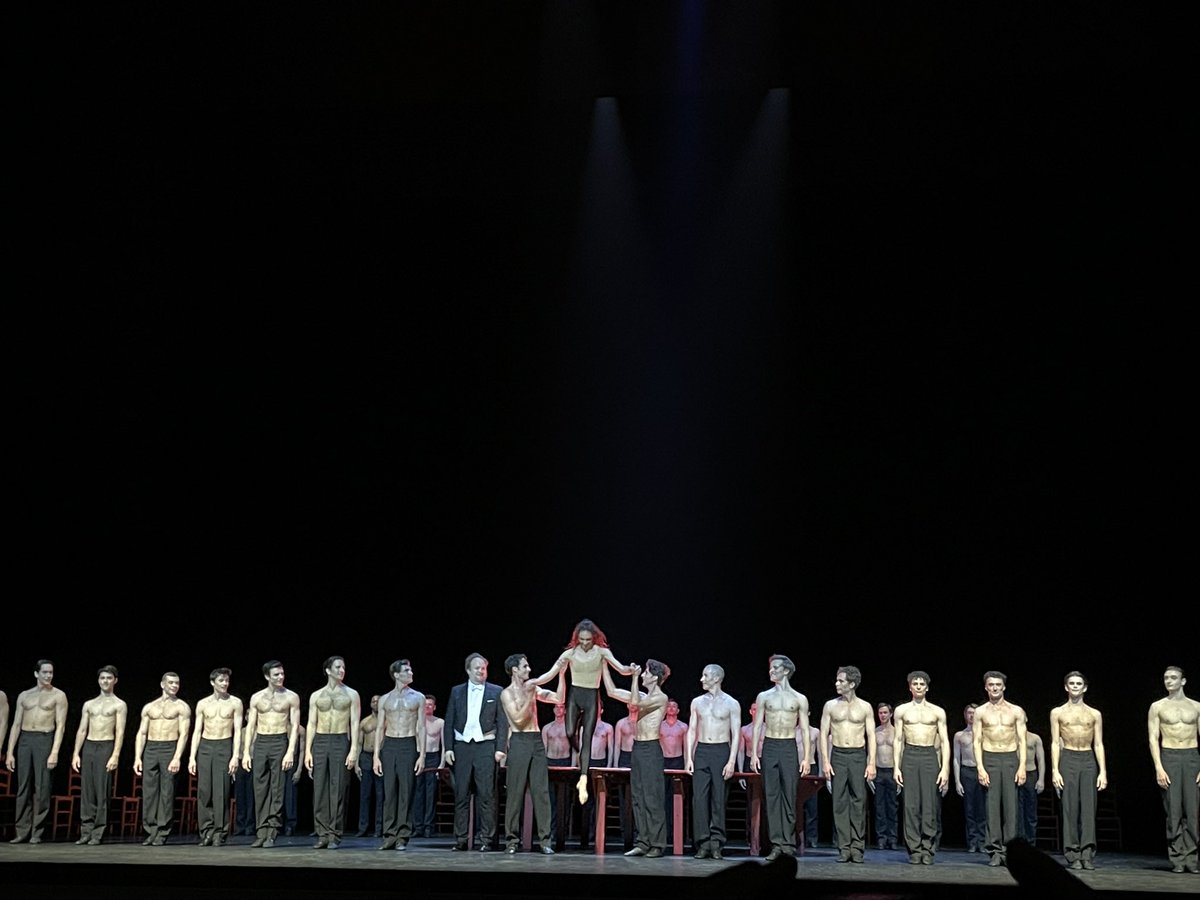 charlottegnal's tweet photo. Vous connaissez cette petite apprĂ©hension teintĂ©e dâexcitation au moment de dĂ©couvrir sur scĂšne un ballet que vous avez regardĂ© en boucle sur YouTube, pendant des annĂ©es ? On a forcĂ©ment peur dâĂȘtre déçu.
Eh bien ce ne fut pas le cas. Intense BolĂ©ro de BĂ©jart avec #QueenDodođ„ https://t.co/pXjUCRl8Pq