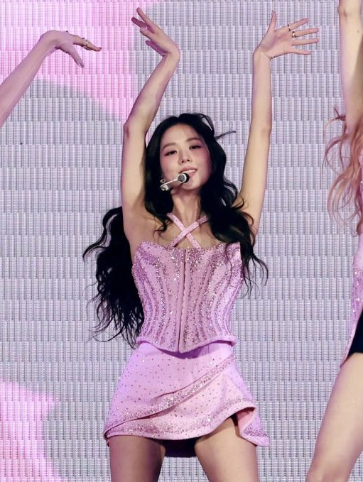 WORLDMUSICAWARD's tweet photo. #JISOO wows in all her glory, and addresses the crowd in Korean at #BLACKPINK's historic #Coachella Headlining concert last night, making Korea proud and trending at #1 on twitter in the US!💪👩‍🎤🔪🎤🇰🇷💗👑🤍

JISOO WOWS COACHELLA
#JISOOatCoachella #JISOO
@BLACKPINK https://t.co/D3fReCaVTI
