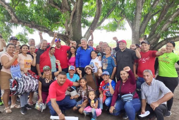 Apure || Enlace político Eduardo Piñate sostuvo encuentro con comuneros del Municipio Biruaca bit.ly/3V21Od9 #ALBAUniónDeportiva