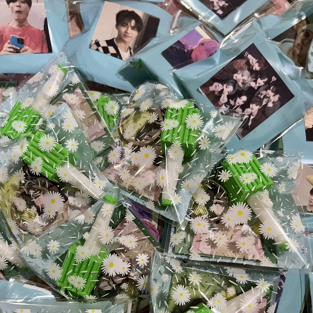 _yjltu's tweet photo. we’re back again with these nct 3d lightstick freebies! 💚✨ Will be giving these out on April 29&amp;30, just come say hi! Loc &amp; Time TBA
Strictly 1:1, and no trades!
Special thanks to @kimmyprints3D for printing these 💚✨

#THEDREAMSHOW2_in_MANILA 
#TDS2inManila #TDS2inMNL https://t.co/WZNkv4uLxj