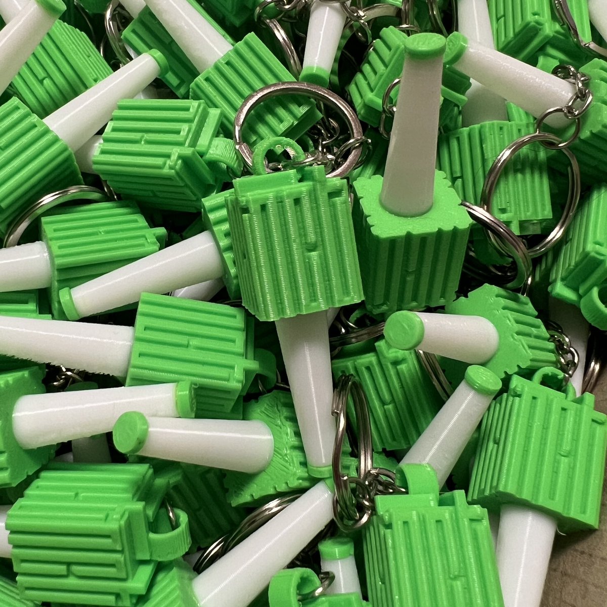 _yjltu's tweet photo. we’re back again with these nct 3d lightstick freebies! 💚✨ Will be giving these out on April 29&amp;30, just come say hi! Loc &amp; Time TBA
Strictly 1:1, and no trades!
Special thanks to @kimmyprints3D for printing these 💚✨

#THEDREAMSHOW2_in_MANILA 
#TDS2inManila #TDS2inMNL https://t.co/WZNkv4uLxj