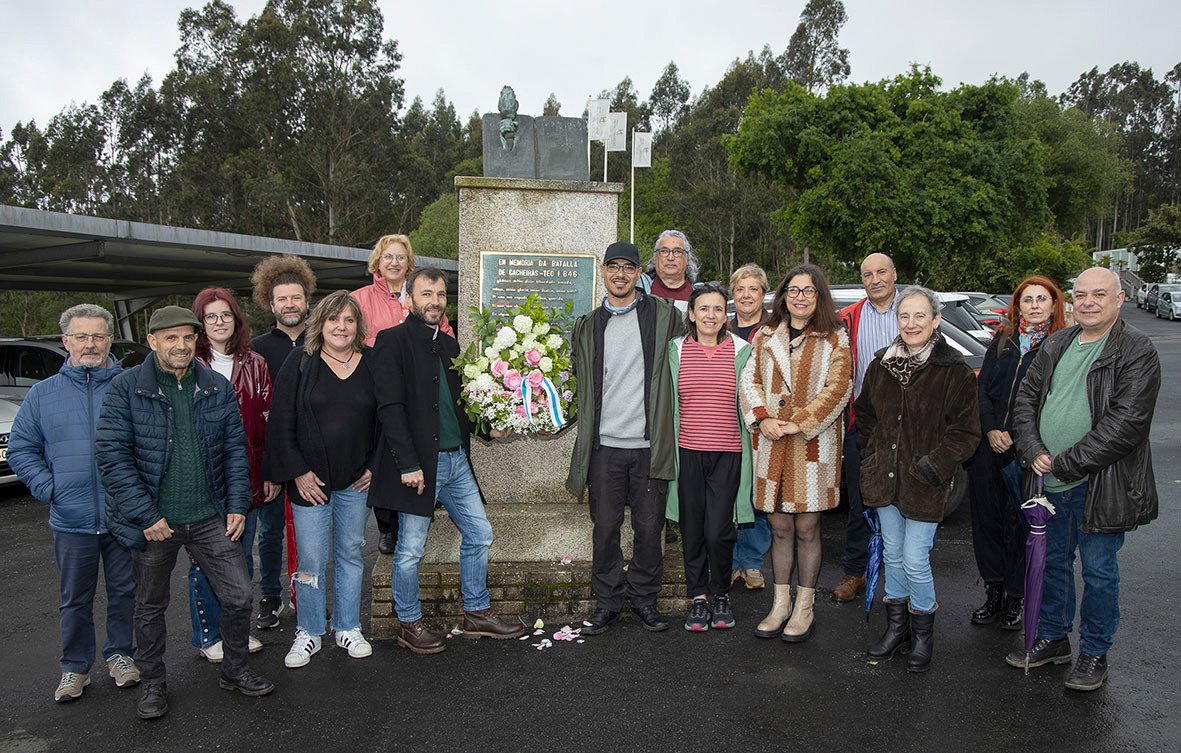 BNGTeo's tweet photo. Hoxe, 177 anos despois, o BNG de Teo recordou a Batalla de Cacheiras facendo entrega dunha ofrenda floral no monumento na súa memoria, ubicado en Montouto.  #BatallaDeCacheiras #UnPasoAdiante #BngTeo https://t.co/4yWEhZMYw1