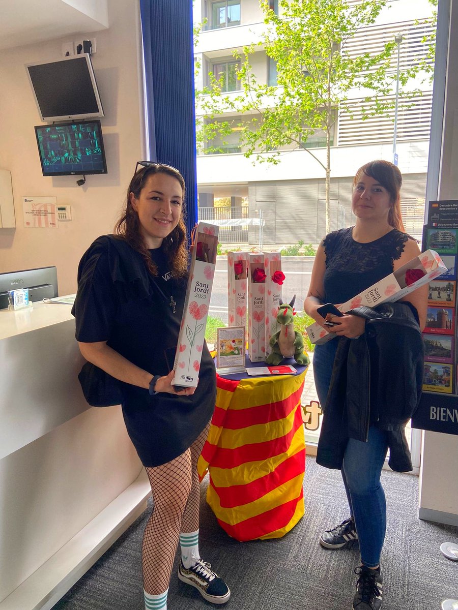 Twentytuhostel's tweet photo. El 23 de Abril celebramos #SantJordi,  una de las fechas más marcadas para Barcelona,  es un día para brillar de felicidad ✨
En Twentytú contribuimos con la @fundacioires y sus rosas mágicas por cada rosa estamos ayudando a un/a joven🌹#UnaRosaPerUnaCausa https://t.co/XrwIf8LgqM