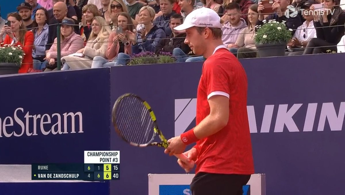 UniversTennis's tweet photo. Holger Rune a remporté ce titre.
Botic Van de Zandschulp l'a perdu.

Une histoire en 4 étapes. 🤯🤯 https://t.co/PniEMha1jl